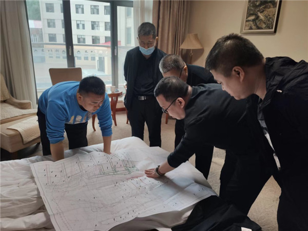 山東科技大學(xué)實(shí)用礦山壓力研究中心主任石永奎教授、郝建博士應(yīng)邀赴龍煤雙鴨山礦業(yè)集團(tuán)進(jìn)行技術(shù)交流